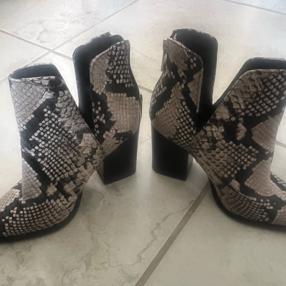 Vince Camuto Genedy Leather Boots/Size 6 1/2